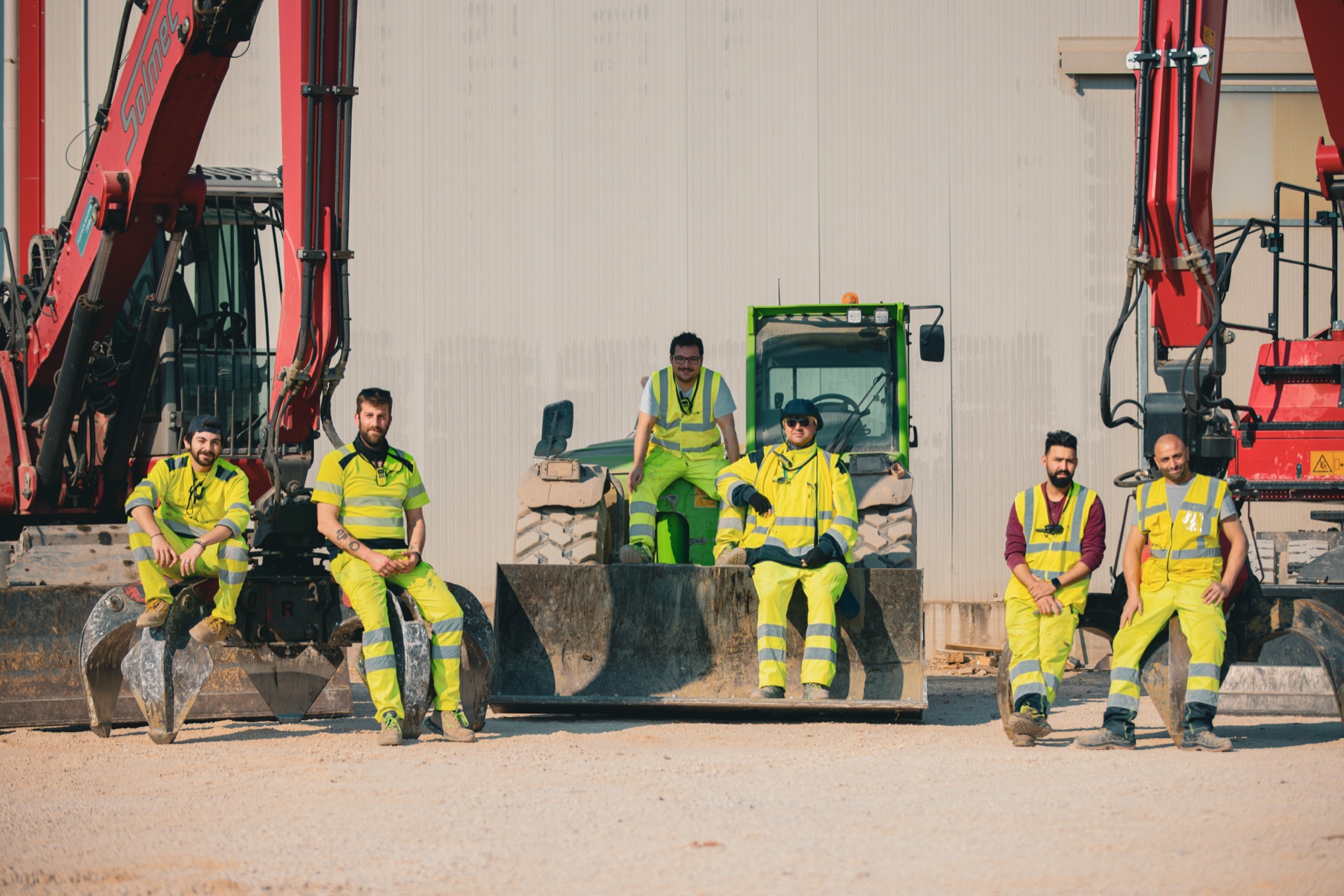 La squadra in posa davanti ai mezzi, in tenuta da lavoro